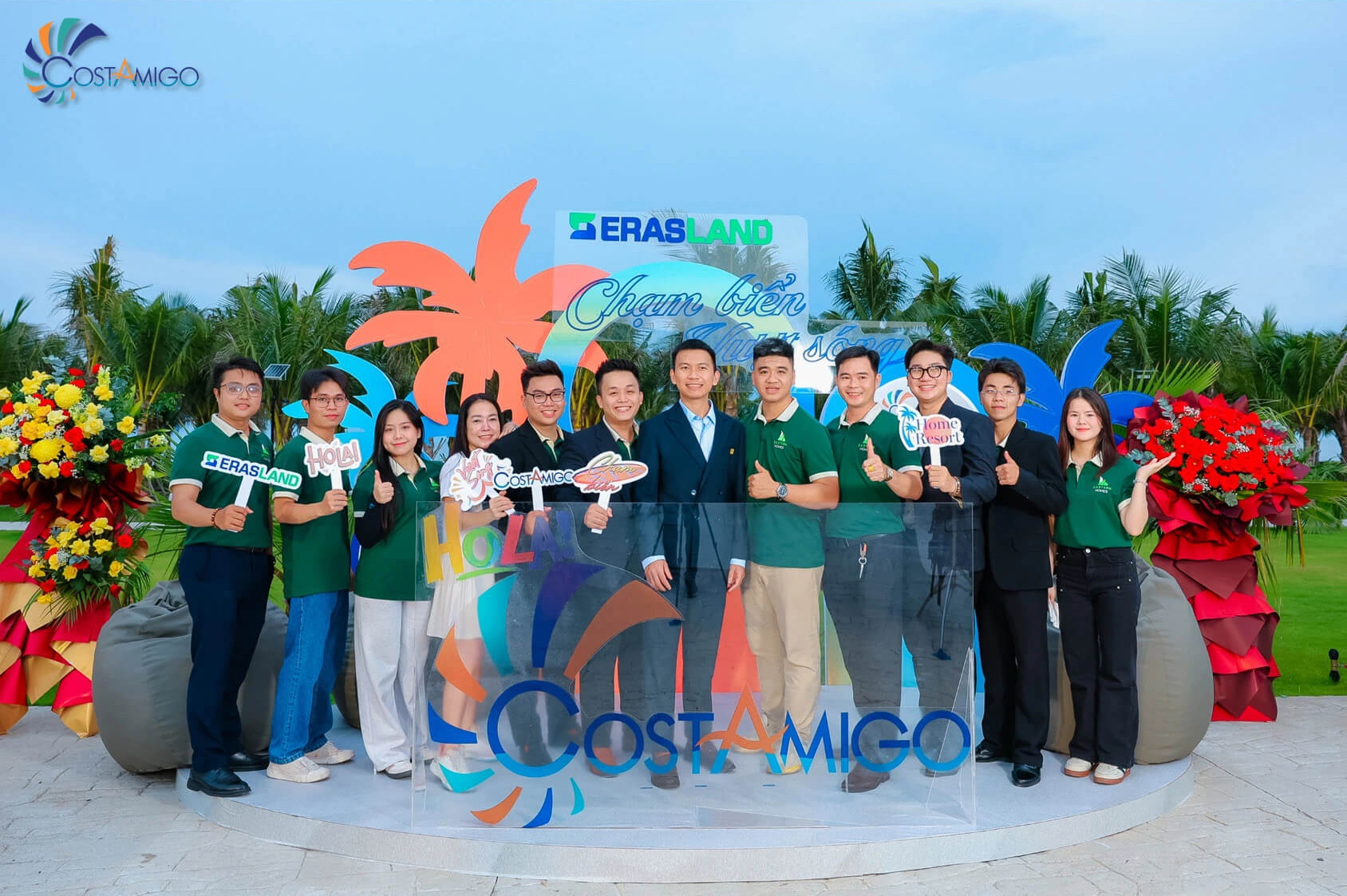 Các đại sứ kinh doanh trải nghiệm và chụp ảnh lưu niệm tại dự án