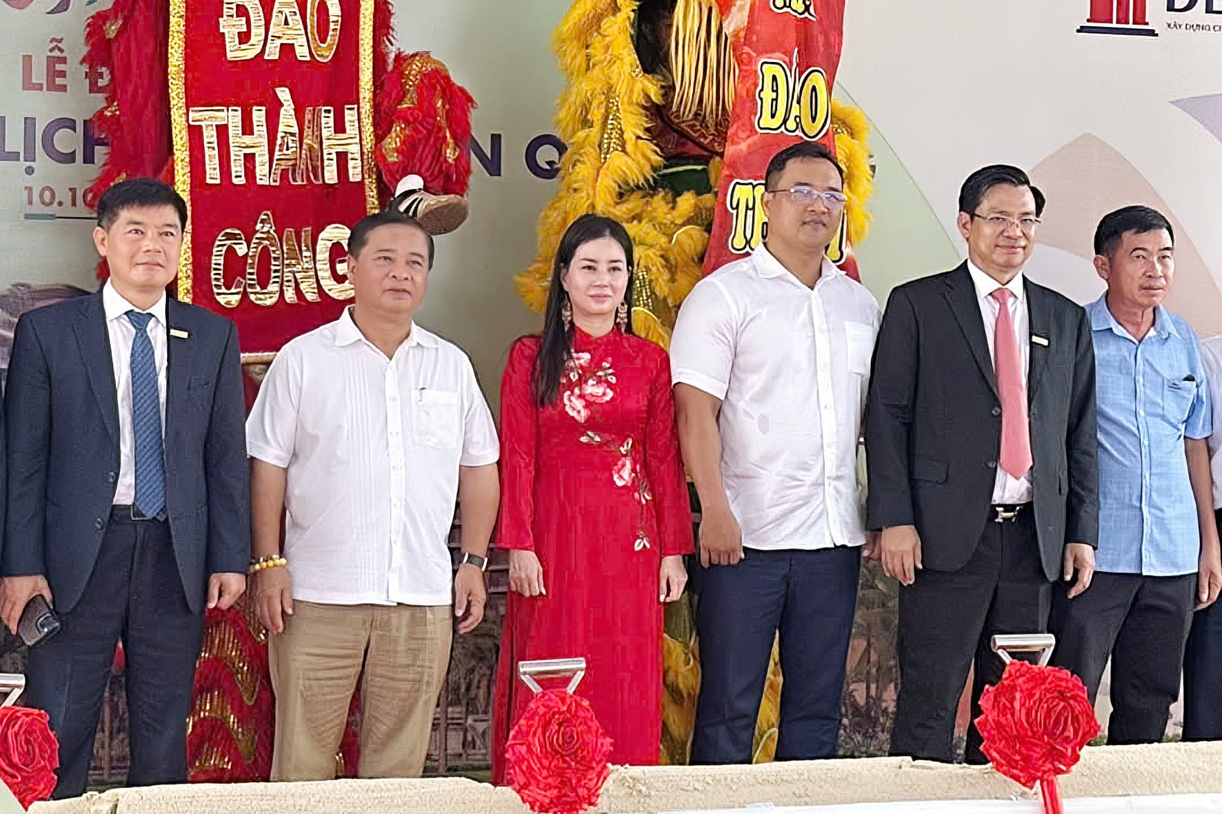 Tập thể Ban lãnh đạo và khách mời trong buổi lễ động thổ