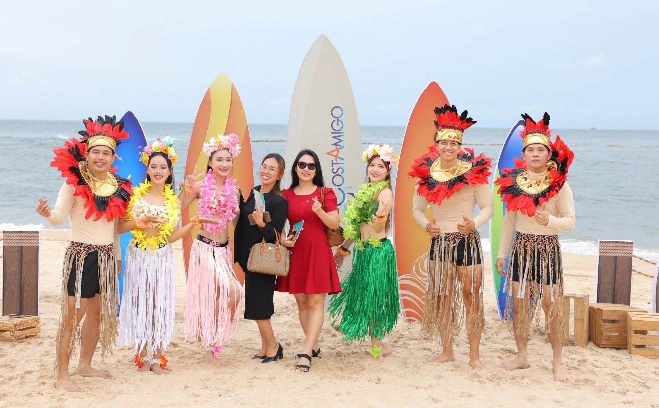 Các chuyên viên kinh doanh trải nghiệm và chụp ảnh lưu niệm tại dự án. Ảnh Eras Land