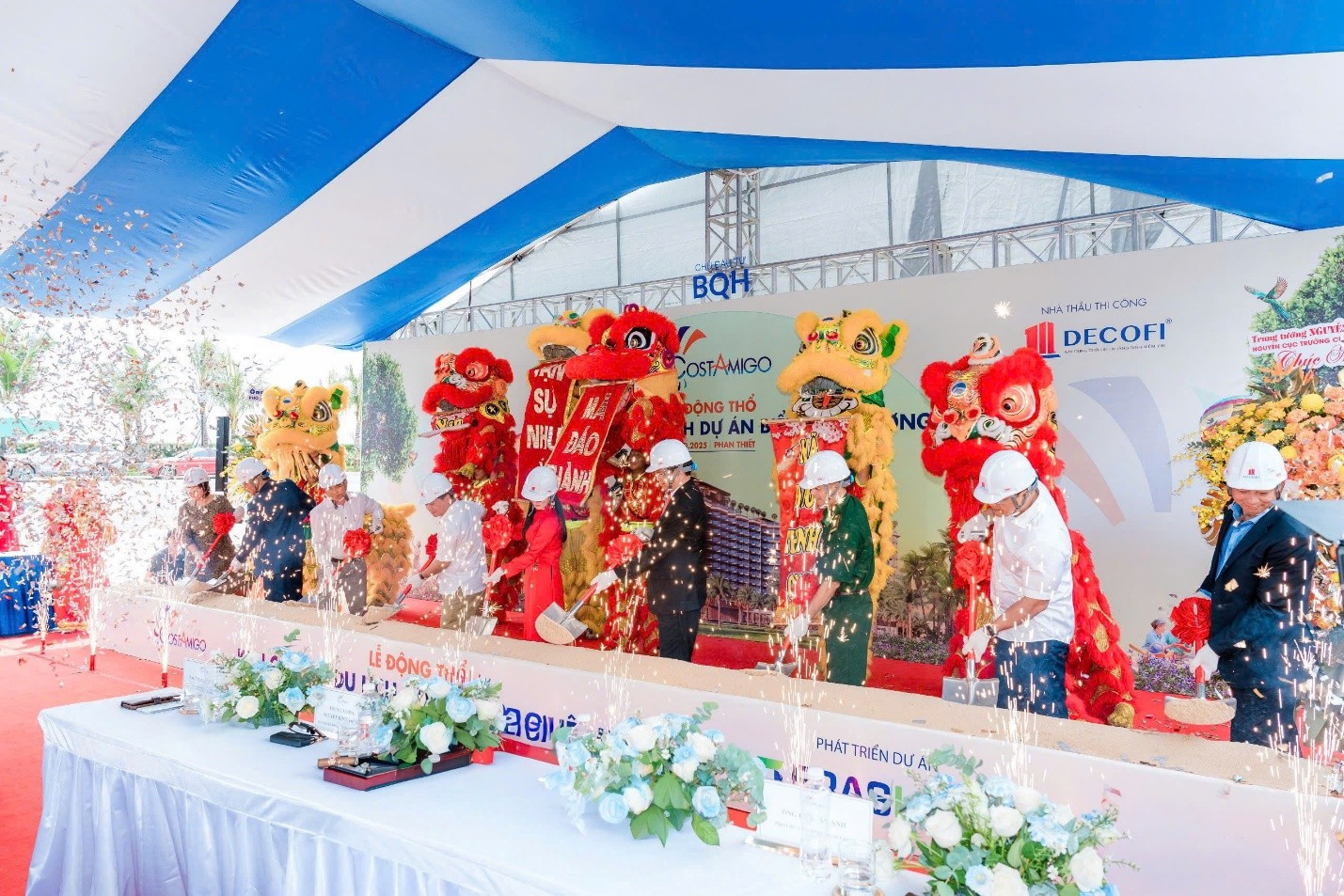 Nghi thức động thổ phân khu Condotel – dự án Costamigo với sự tham dự của đại diện Chính quyền xã Tân Thành, Ban Lãnh đạo Chủ đầu tư và các khách mời tại sự kiện.