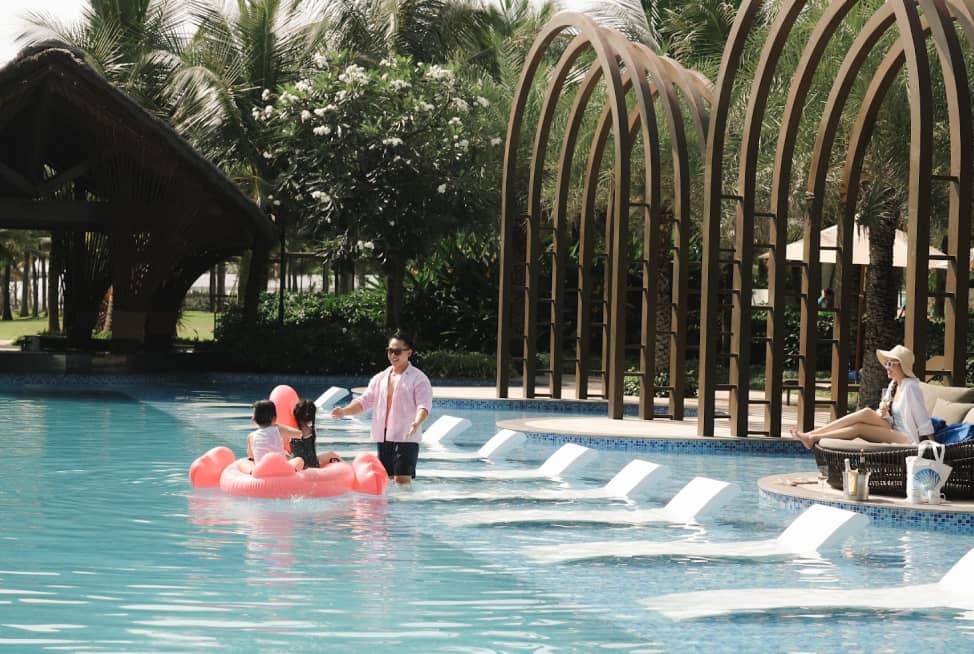 Hồ bơi tràn bờ hướng biển, F&B view đại dương, spa – wellness và lối dạo bộ ven biển mang đến trải nghiệm nghỉ dưỡng trọn vẹn.